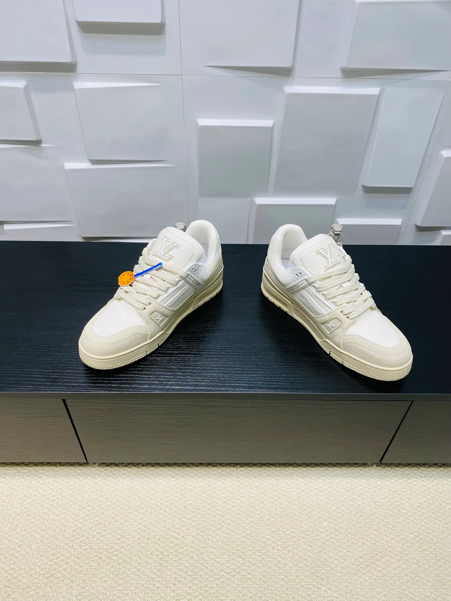 👟👟Ex-factory price 800👟👟 💰💰💰 Hot style 🆕🆕🆕𝙇𝙑 LV Louis Vuitton L House Donkey Brand Trainer Series Couple Style Casual Sports Shoes Skateboard Shoes Original Purchase Development Production Production This pair of LV Trainer sneakers are made of a blend of technical materials with waterproof properties. The meticulously crafted upper is notable for its many signature details, including Louis Vuitton and #54 in script, referencing the year 1854. Exquisite packaging at the delivery counter🛍📦 ▪️Fabrics: Original customized imported cowhide ▪️Inner lining: Original customized breathable mesh ▪️Outsole: Original open-molded non-slip TPU combination outsole ▪️Sole thickness: 3 cm ▪️Size: Women's 35-41 / Men's 38-46